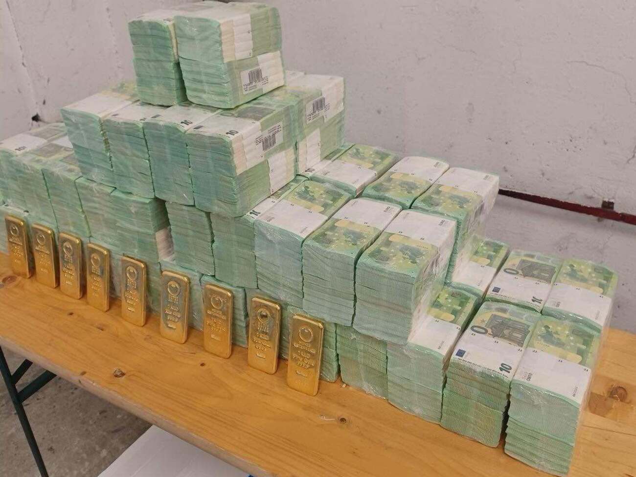 Дело "золотого конвоя" "Ощадбанку". В Венгрии поставили точку в громкой истории с деньгами и золотом