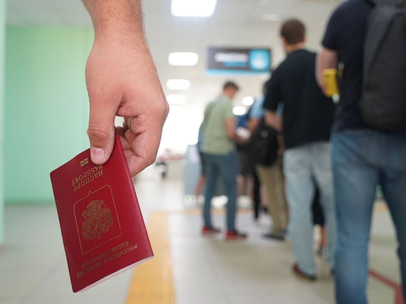 В России препятствуют выезду за границу мужчин призывного возраста. Партизаны рассказали о схеме