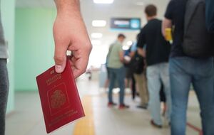 В России препятствуют выезду за границу мужчин призывного возраста. Партизаны рассказали о схеме