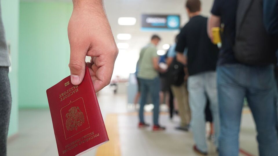 В России препятствуют выезду за границу мужчин призывного возраста. Партизаны рассказали о схеме