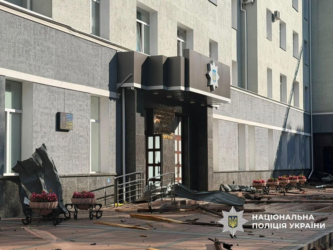 По будівлі поліції в Житомирі був подвійний удар. Загинули правоохоронці, понад 40 постраждалих. Фото 