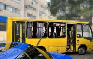 Водитель получил ранение, но продолжал ехать. Россияне сбросили взрывчатку на маршрутку