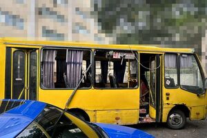 Водій дістав поранення, але й далі їхав. Росіяни скинули вибухівку на маршрутку