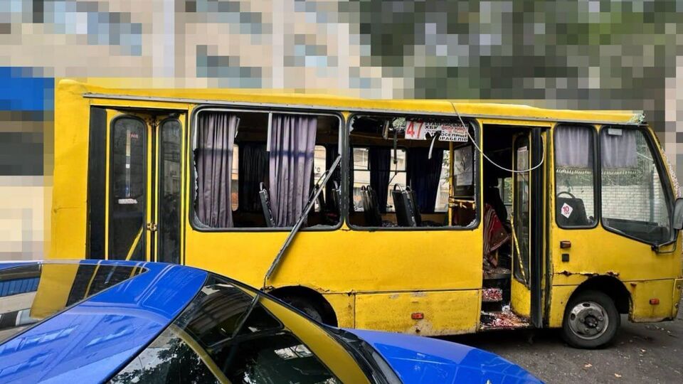 Водій дістав поранення, але й далі їхав. Росіяни скинули вибухівку на маршрутку