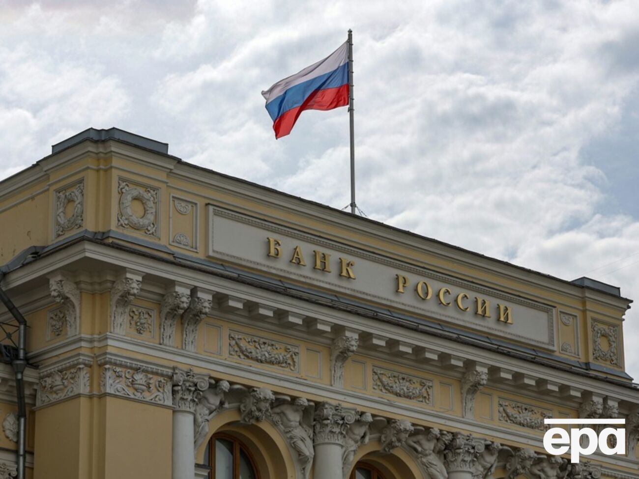 РФ продовжує розпродаж золота, його запаси скоротилися до найнижчого рівня за шість років 