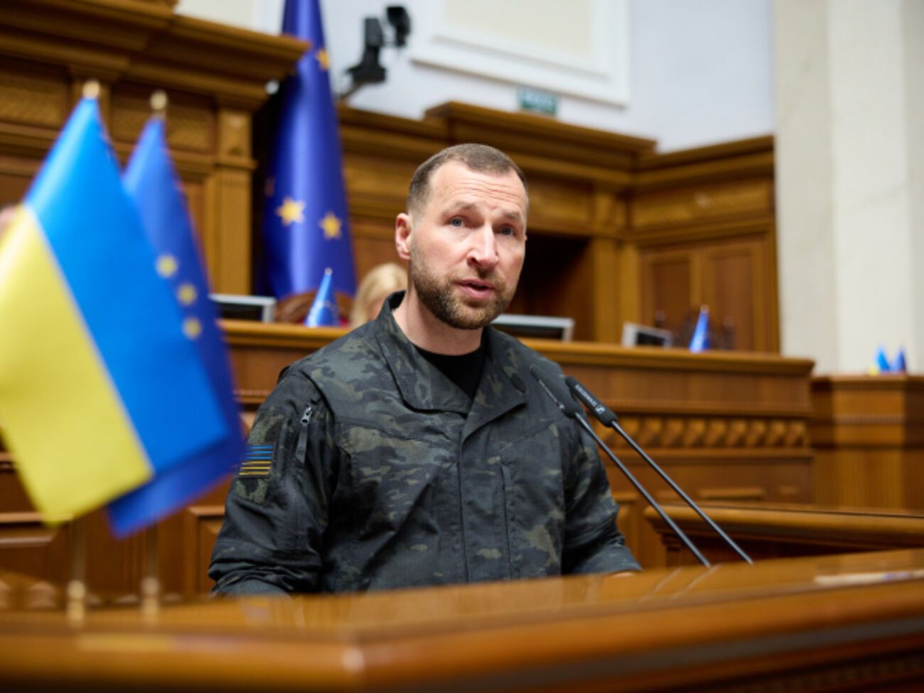 У Міноборони уточнили, як Хмару звільнили з військової служби