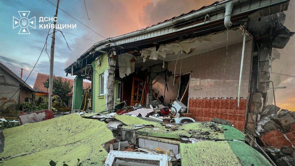 Київська область усю ніч була під атакою РФ. Горіли склади, АЗС і будинки. Фото