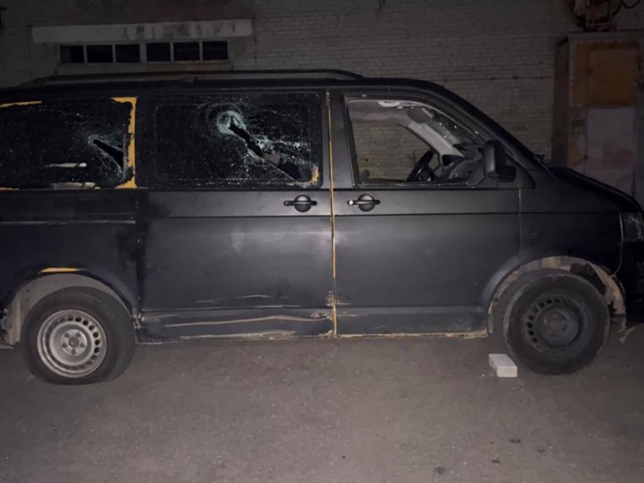 У Луцьку 30 цивільних побили автомобіль ТЦК і військовослужбовців