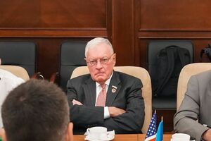 Келлог побывал в Одессе и осмотрел в порту последствия российских атак. Фото