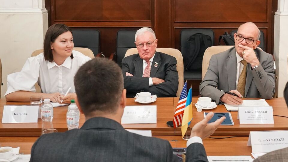 Келлог побував в Одесі і оглянув у порту наслідки російських атак. Фото