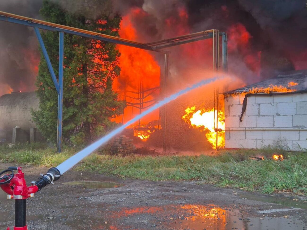 У Львові спалахнув склад на території заводу, є загиблі й постраждалі. Фото