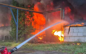 У Львові спалахнув склад на території заводу, є загиблі й постраждалі. Фото