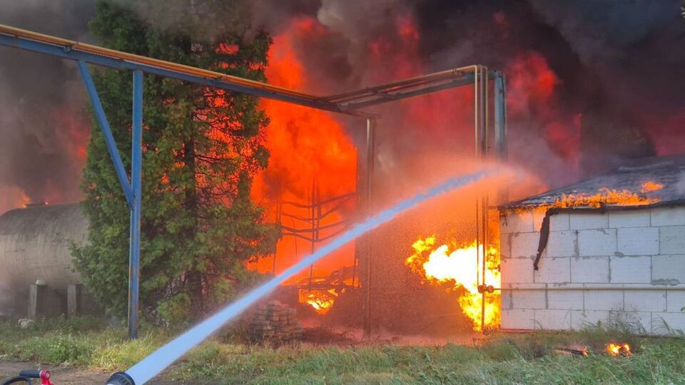 У Львові спалахнув склад на території заводу, є загиблі й постраждалі. Фото