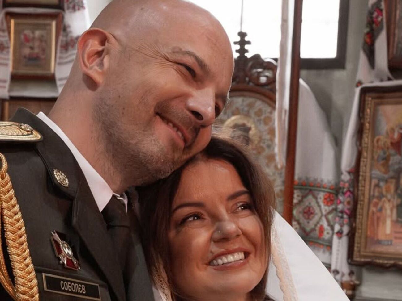 Вона – у божественній вінчальній сукні, а він – у формі. Падалко і Соболєв обвінчалися. Фото