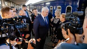 "Відчуваємо, що не самотні". У День прапора в Україну прибувають лідери країн-союзників