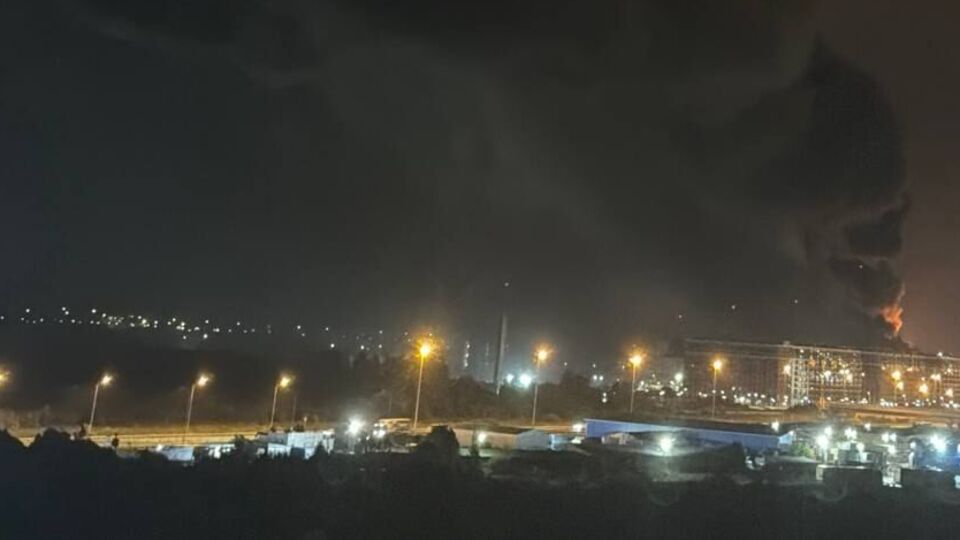 В Петербурге – масштабный пожар в промзоне возле Оzon. Что известно