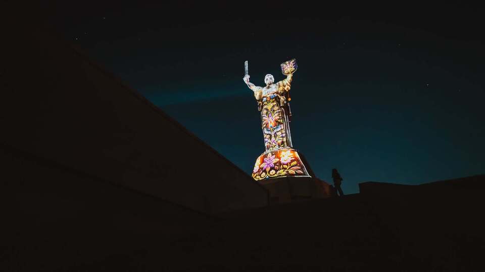 Компанія "Автострада" і її засновник Максим Шкіль профінансували інсталяцію на монументі "Батьківщина-мати"