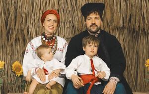 От современных образов до национальной одежды. Семья заместителя командира 3-го армейского корпуса поздравила украинцев