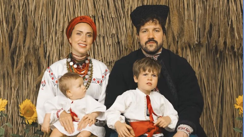 Від сучасних образів до національного вбрання. Сім'я заступника командира 3-го армійського корпусу привітала українців