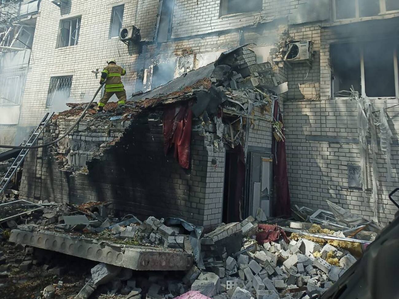 Щонайменше 14 поранених, серед них діти. Росіяни вдарили по багатоповерхівці у Чернігові