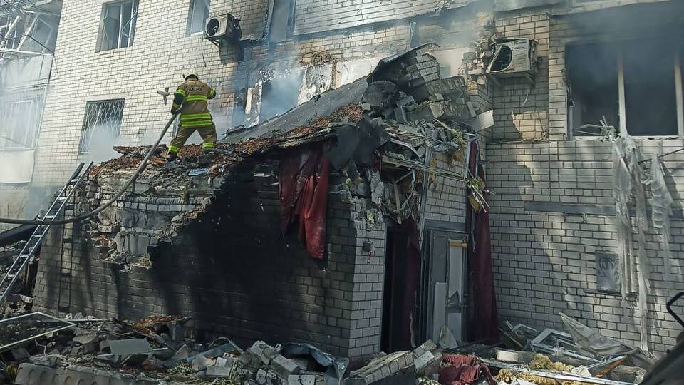 Щонайменше 14 поранених, серед них діти. Росіяни вдарили по багатоповерхівці у Чернігові