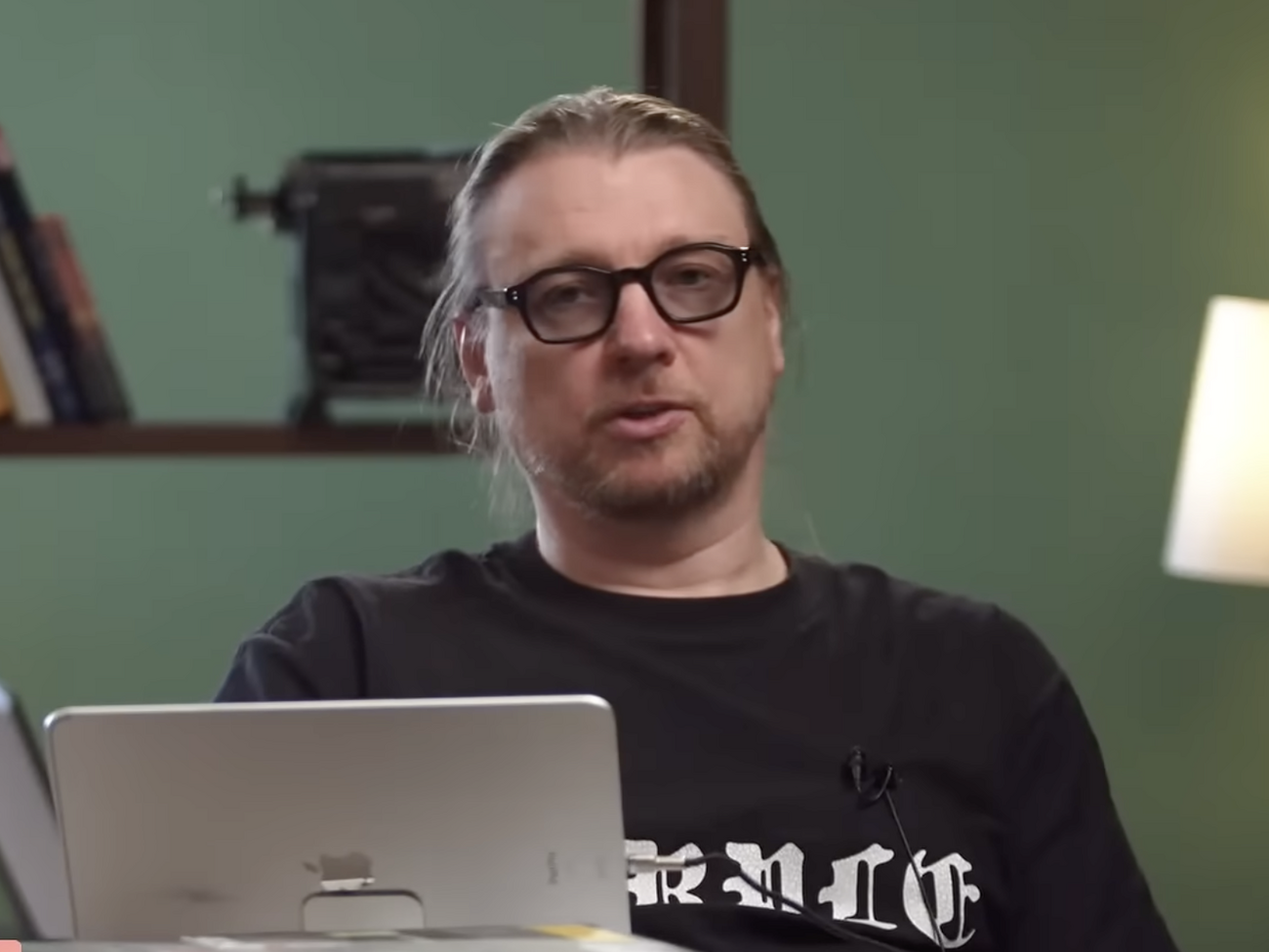 "Нашийник – і пішки з Європи". У мережі обговорюють заяву скандального політтехнолога Петрова про українських біженців