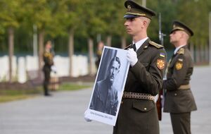 "Земля с могилы Коновальца. 6 тыс. грн". Почему РФ запускает фейки о полковнике, которого перезахоронили в Украине