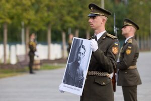 "Земля з могили Коновальця. 6 тис. грн". Чому РФ запускає фейки про полковника, якого перепоховали в Україні