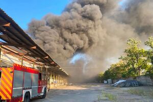РФ ударила по складу Червоного Хреста в Херсоні, згоріли запаси на десятки мільйонів гривень. Фото
