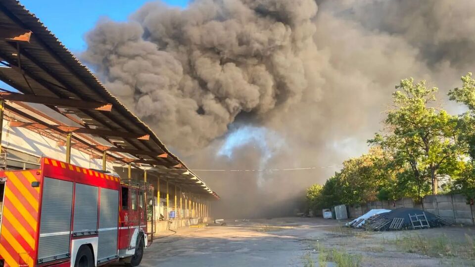 РФ ударила по складу Червоного Хреста в Херсоні, згоріли запаси на десятки мільйонів гривень. Фото