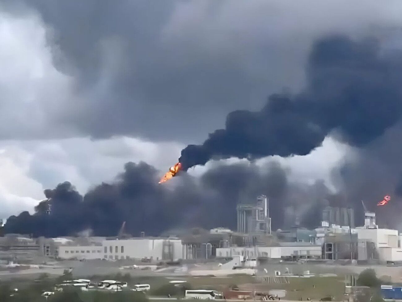 На Далекому Сході РФ спалахнула масштабна пожежа на газохімічному комплексі, багато постраждалих – відео
