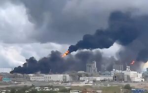 На Далекому Сході РФ спалахнула масштабна пожежа на газохімічному комплексі, багато постраждалих – відео