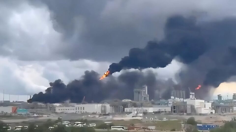 На Далекому Сході РФ спалахнула масштабна пожежа на газохімічному комплексі, багато постраждалих. Відео
