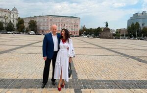 Указ Путина, позор Канье Уэста в России, выборы во время войны. Стрим Бацман с Гордоном. Трансляция