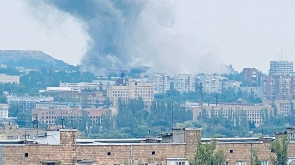 "Ракети на прості цілі витрачати не будуть". У Донецьку пролунала серія вибухів. Що відомо