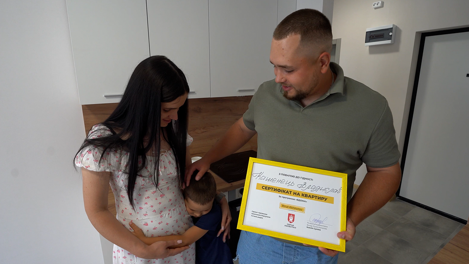 "Ми в захваті!" Захисник Маріуполя Владислав Кашенець отримав квартиру від Фонду Ріната Ахметова
