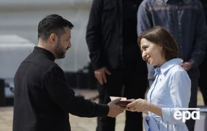 "Поки Україна бореться, Молдова може спати спокійно". Санду вручила Зеленському найвищу нагороду країни