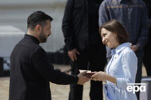 "Пока Украина борется, Молдова может спать спокойно". Санду вручила Зеленскому высшую награду страны