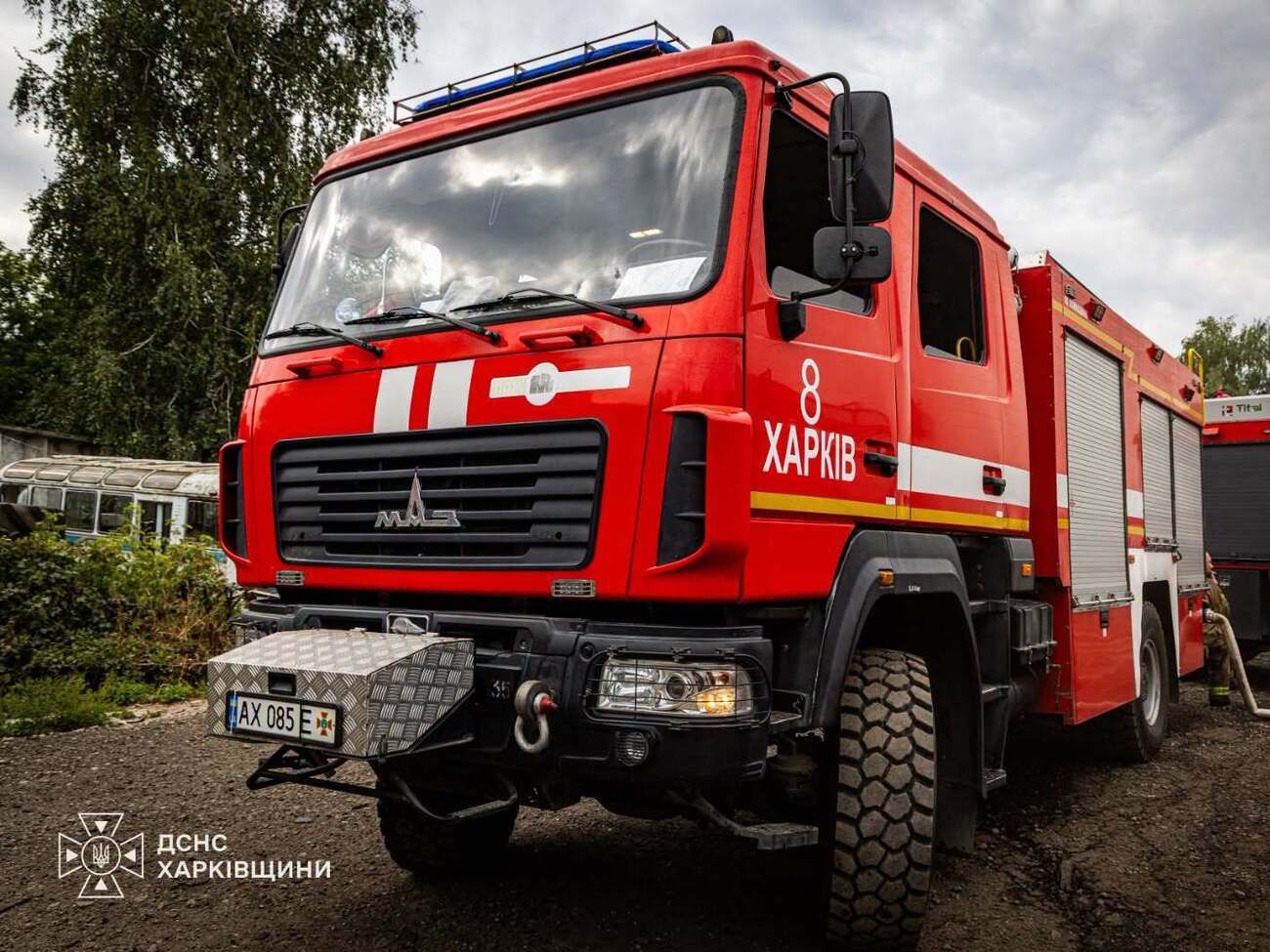 Російський дрон влучив у ТЦ Харкова, є жертва, людей евакуюють