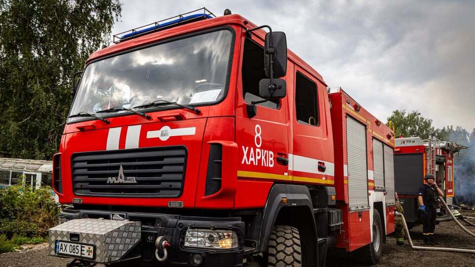 Російський дрон влучив у ТЦ Харкова, є жертва, людей евакуюють