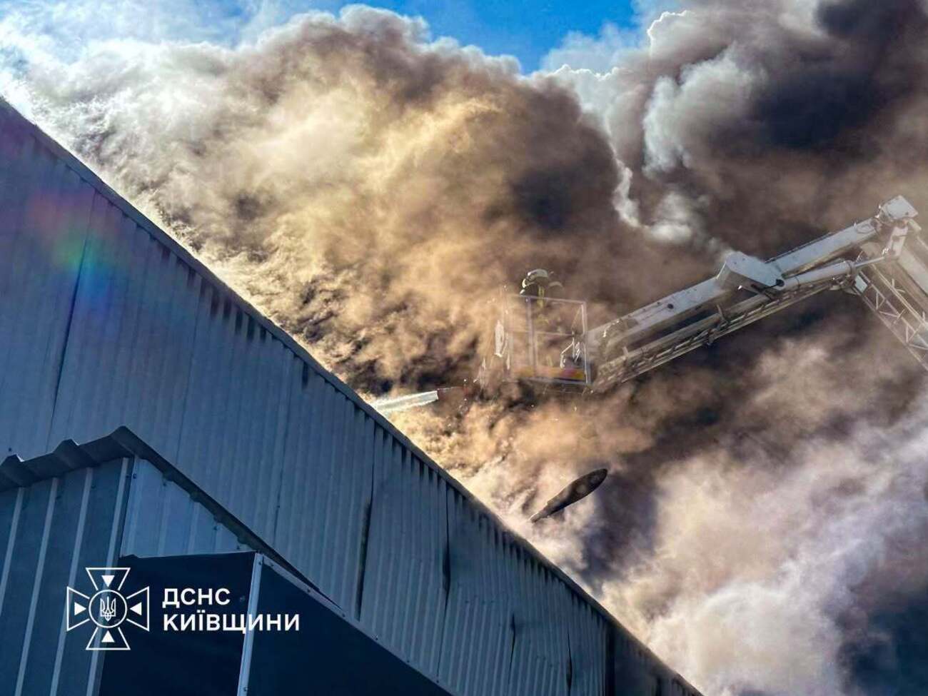 РФ вночі атакувала логістичні центри. Пожежі під Києвом гасять за допомогою авіації. Відео