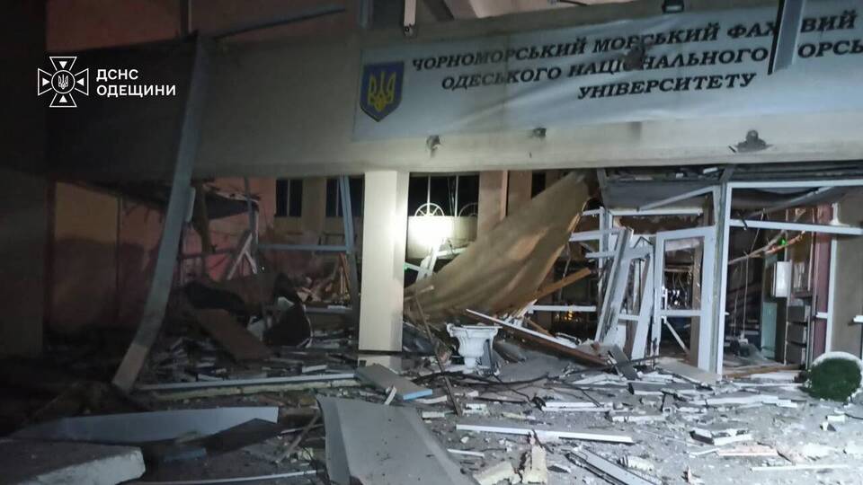 Через обстріли РФ під Києвом загорілися склади, в столиці та Одесі – пошкоджені навчальні заклади