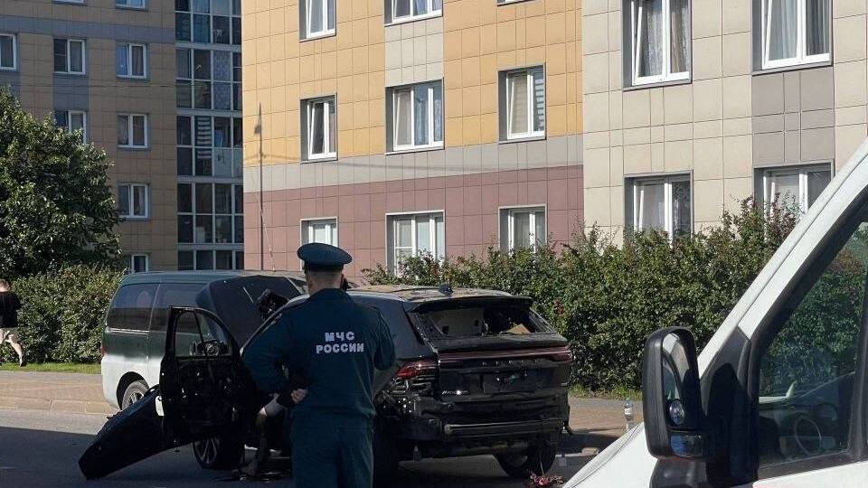 В Санкт-Петербурге при взрыве автомобиля погиб подполковник, его супруге оторвало ноги – СМИ