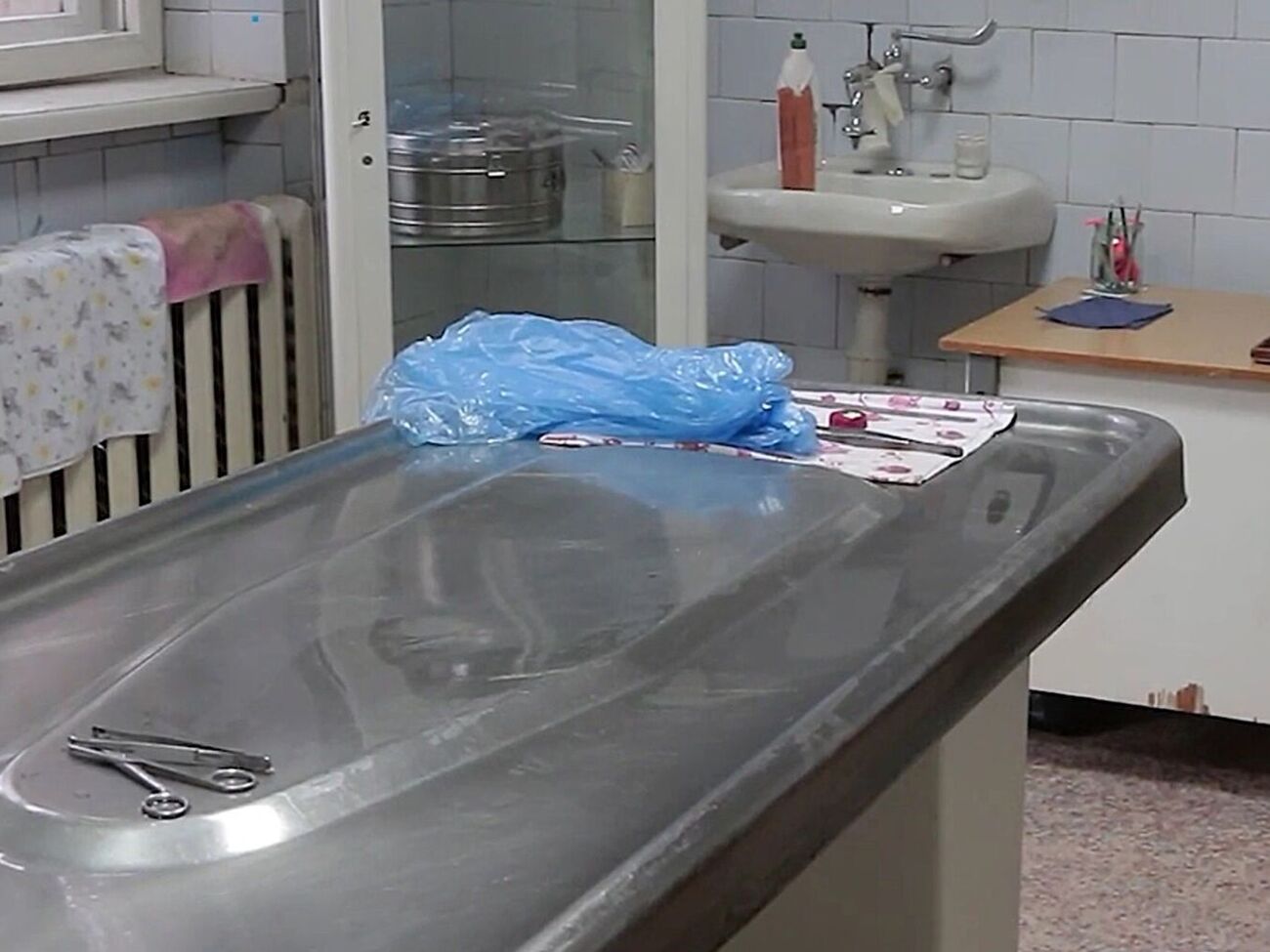 Попри відмову родичів. На Буковині викрили схему незаконного продажу матеріалів померлих