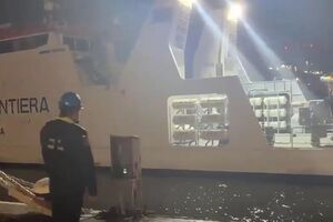 У Чорному морі затонуло торговельне судно, яке міг уразити дрон. На борту були українці. Відео