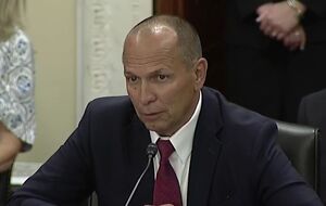 В США требуют расследования в отношении чиновника Трампа, отправившего авиацию тушить пожар возле его ранчо