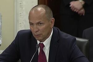 У США вимагають розслідування щодо посадовця Трампа, який відправив авіацію гасити пожежу біля його ранчо