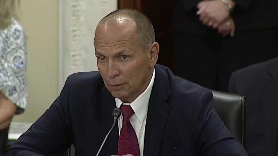 У США вимагають розслідування щодо посадовця Трампа, який відправив авіацію гасити пожежу біля його ранчо