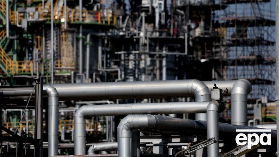 На тлі рекордних ударів України Росія продовжила заборону на експорт пального