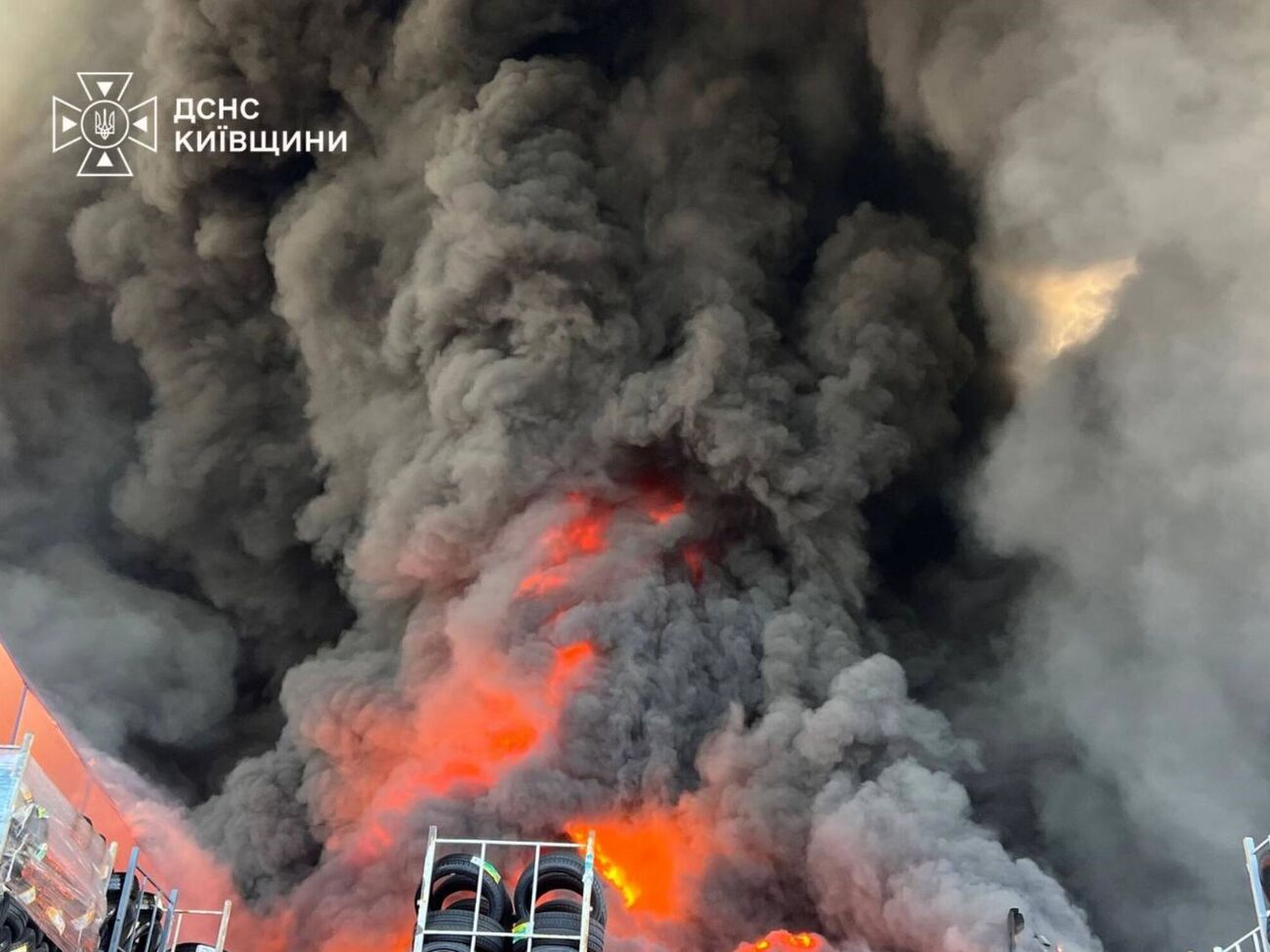 РФ ударила по складу великого магазину плитки та сантехніки у Київській області